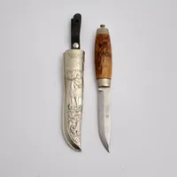 Kniv, Brusletto, Norway, längd på kniv 23 cm, knivblad 13cm, fodral av vitmetall med reliefdekor av jaktmotiv, stämplat EIK S10(1992) 5321 TK, originallåda. Vikt: 0 g Skickas med paket.