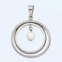 Hänge med pärla, vitguld, gravyr. diameter 26 mm, 18 k. Vikt: 9,9 g