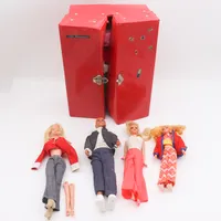 Dockor 4 st bla Ken -68, Barbie 2 st -66 (1 st med lösa armar), Skipper -69 + garderobslåda med kläder m.m.Bruksslitage.