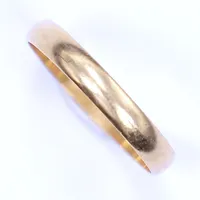 Ring, slät, stl 19¼, bredd 3,3mm, gravyr, 18K Vikt: 2,5 g