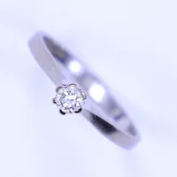 Ring med diamant totalt 0,12ct, stl 16½, bredd 1-4mm, vitguld, 18K Vikt: 2,3 g