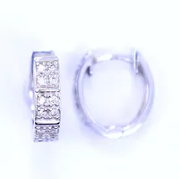 Ett par örhängen med diamanter totalt 0,12ct, 13x4mm, vitguld, 18K Vikt: 3,5 g