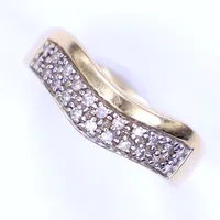 Ring med diamanter totalt 0,10ct, stl 16¾, bredd 2-5,5mm, 18K Vikt: 3,7 g