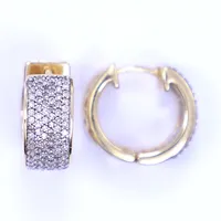 Ett par örhängen med diamanter totalt 0,35ct, 13x6mm, 18K Vikt: 6,4 g