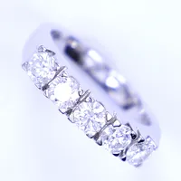 Halvalliansring, stl 16, diamanter 5x ca 0,20ct totalt ca 1,00ctv enligt gravyr,  bredd 4,3mm, vitguld, 18K  Vikt: 5,4 g