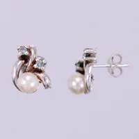 Ett par örhängen med pärlor i plast & stenar, silver Vikt: 2 g