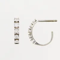 Ett par örhängen, diamanter 10 x ca 0,03ct, 12mm, bredd 2mm, vitguld, stopp saknas, 18K.  Vikt: 1,7 g