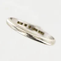 Ring, slät, stl 18, bredd 2,5mm, vitguld, gravyr, 18K Vikt: 1,9 g