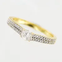 Ring, diamanter 1 x ca 0,15ct, 48 x ca 0,005ct, stl 15, bredd 1,5-3,5mm, GHA, 18K Vikt: 2,4 g