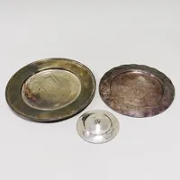 2 fat, 1 del av ett föremål, gravyrer/defekter, silver 830/925/1000. Vikt: 504,5 g