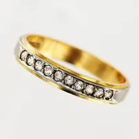 Ring, vita stenar, stl 19¼, bredd 4mm, vit/gulguld, 18K Vikt: 4 g