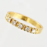 Ring, diamanter 5 x ca 0,03ct, stl 16¼, bredd 3mm, gravyr, 18K Vikt: 2,4 g