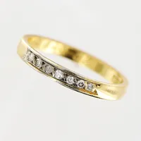 Ring, diamanter 7 x ca 0,01ct, 8/8-slipade, stl 17, bredd 2,5mm, ojämn infattning, gravyr, 18K.  Vikt: 2,1 g