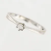 Ring, diamant 0,07ct enligt gravyr, stl 16¾, bredd 1,5-3mm, vitguld, 18K.  Vikt: 2,1 g