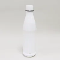 Vas/flaska "petflaska" Ulrica Hydman Vallien, Kosta Boda, osignerad, vit med svart ring, 34,5cm.  Skickas med postpaket.