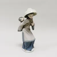 Figurin Lladro, kvinna med barn på ryggen, 27cm, Spanien. Skickas med postpaket.