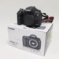Kamerahus Canon EOS 7D, Mark II, seie nr 153053001207, batteri, laddare Canon LC-E6E med nätsladd, usb, instruktionsbok, originalkartong. Skickas med postpaket.