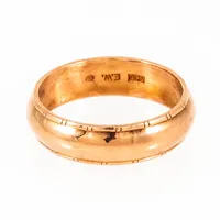 Kupad ring i 18K guld med mönstrad kant. Den är 5,2 mm bred, är i storlek 16¾ och väger 4,6g. Svensk importstämpel, 750 & E.W. 