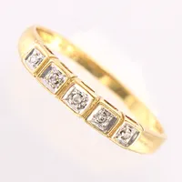 Ring med 5st små diamanter, stl 15½, bredd 1-2mm, 18K Vikt: 1,2 g