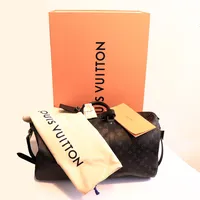 Väska Louis Vuitton Keepall Bandoulière 55, 55 x 31 x 26 cm, modellnummer: M40605, svart monogramcanvas, dustbag, kartong, lås & nycklar samt kvitto, Inköpt December 2022 Skickas med postpaket.