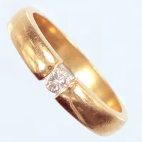 Ring med diamant totalt 0,10ct, Ø16, bredd 3mm, 18K Vikt: 4,1 g