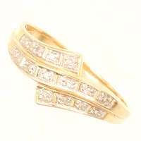 Ring, diamanter 10 x ca 0,005ct, stl 18, bredd 2-9mm, 18K Vikt: 2,4 g