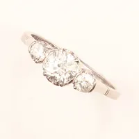 Ring vitguld, gammalslipade diamanter 1 x ca 0,65ct + 2 x ca 0,16ct, stl 16½, bredd 1-6mm, Mattinsons Ringfabrikation C A år 1947, 18K Vikt: 2,9 g