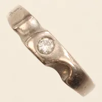 Ring med diamant ca 1 x 0,10ct enligt gravyr, vitguld, stl16, bredd ca 4mm, gravyr, repig, skev, 18K  Vikt: 2,8 g