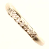 Ring, stenar, stl 16½, bredd 1,6-2,2mm, vitguld, bör omrodieras, 18K  Vikt: 3,4 g