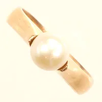 Ring, pärla, stl 18½, bredd 7,12-4,3mm, gravyr, 18K Vikt: 5,3 g