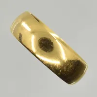 Ring, stl 15¾, bredd 6 mm, gravyr, 18K. Vikt: 6,3 g