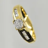 Ring med princesslipade diamanter 4x0,025ct samt 6x0,02ct, Guldfynd, stl 16¾, bredd 3-5 mm, 18K. Vikt: 4,1 g