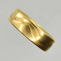 Ring, stl 15¾, bredd 6 mm, gravyr, 18K. Vikt: 7,4 g