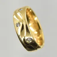 Ring med diamanter 0,09ctv, stl 16, bredd 6 mm, gravyr, 18K. Vikt: 7,4 g