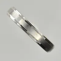 Ring, stl 21, bredd 4 mm, gravyr, vitguld, 18K. Vikt: 4,3 g