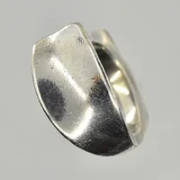 Ring, stl 17½, bredd 4-13 mm, 925/1000 silver. Vikt: 14,7 g