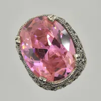 Ring med rosa sten, stl 16¼, sten sitter löst, 925/1000 silver. Vikt: 14,1 g