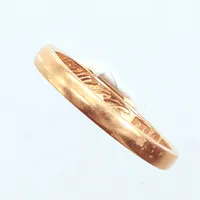 Ring, Ø17½, bredd 2mm, gravyr, 18K Vikt: 2,6 g