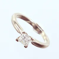 Ring med princesslipad diamant totalt 0,40ct, Ø16½, bredd 1,5-5mm, vitguld, 14K Vikt: 2,6 g