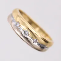 Ring med diamanter ca 0,12ctv, stl 18, bredd 3,5-6,5mm, vitguld/gulguld, GFAB, 18K  Vikt: 3,6 g