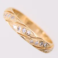 Ring med briljantslipade diamanter tot enligt gravyr 0,16ctv, stl: 15½, bredd 3,5mm, gravyr, 18K.  Vikt: 2,7 g