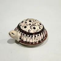 Figurin sköldpadda, formgiven av Lisa Larson för Gustavsberg, ca 3cm, längd ca 8cm, smärre slitage undertill. 