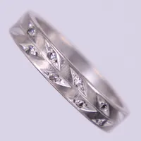 Ring vitguld med diamanter ca 8x0,01ct, stl: 17¼, bredd: 4mm, 18K Vikt: 4,7 g