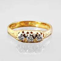 Ring, 18K guld, Diamanter 3 st - totalt 0,17ct (graverat på insidan av skenan), Åhus Guldsmedja, Ø16,0 mm, bredd 2,7 - 4,5 mm, fint skick Vikt: 2,9 g