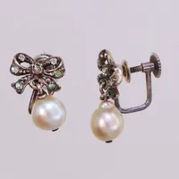 Ett par örhängen med odlade pärlor och vita stenar, längd 16mm, bredd 10,5mm, skruvmodell. 835/1000 silver  Vikt: 3,4 g