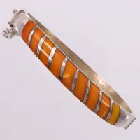 Stelt armband med orange emalj, Ø57mm, bredd 8mm, okänd stämpel, säkerhetskedja, 925/1000 silver Vikt: 20,7 g