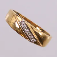 Ring med diamanter ca 0,06ctv enligt gravyr, stl 16½, bredd ca 3-5mm, GHA, 18K  Vikt: 2,5 g