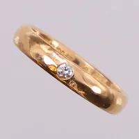 Ring, slät, med briljantslipad diamant ca 0,05ct, stl 17¼, bredd 3,4mm, Schalin, gravyr, 18K Vikt: 3,9 g