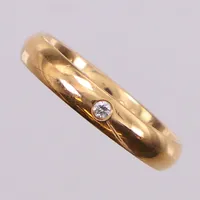 Ring, slät, med briljantslipad diamant ca 0,03ct, stl ca 17¼, bredd 3,4mm, Schalin, gravyr, 18K Vikt: 3,5 g