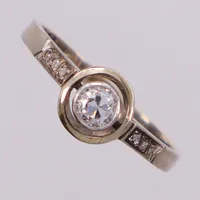 Ring med gammalslipad diamant ca 0,19ct, samt rosenstenar, en sten saknas, Stockholm, år 1949, stl 17½,  vitguld 18K Vikt: 2,7 g